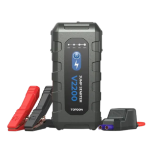 Auxiliar de partida portátil Topdon JumpSurge V2200 com suas garras inteligentes conectadas aos polos de uma bateria de 12V.