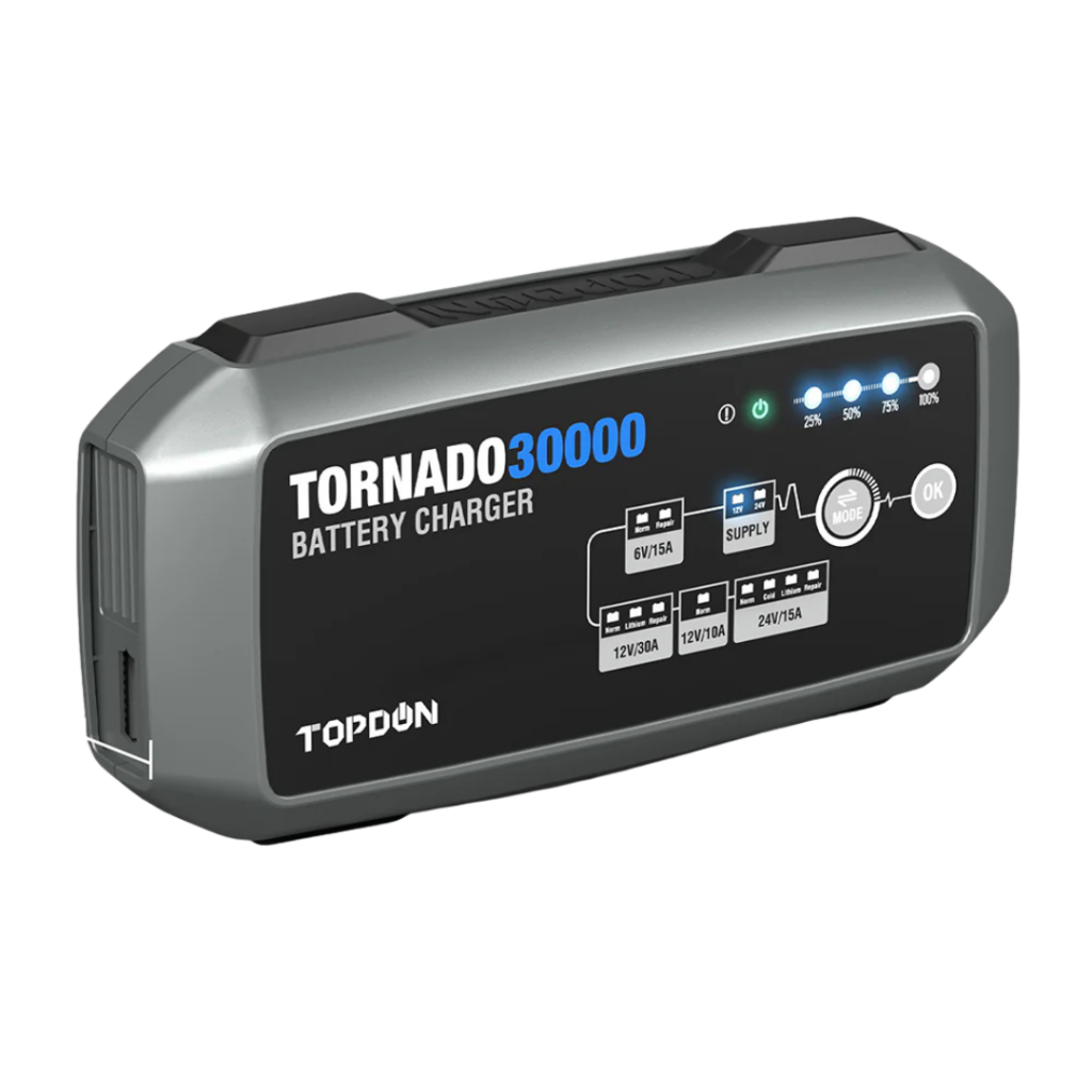 Carregador de bateria inteligente profissional Topdon Tornado 30000 com garras jacaré conectadas e painel de controle ativo exibindo o modo de carga 24V.