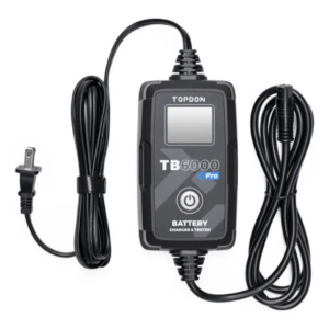 Carregador e testador inteligente Topdon Tornado TB6000 Pro com suas garras profissionais conectadas a uma bateria automotiva de 12V.