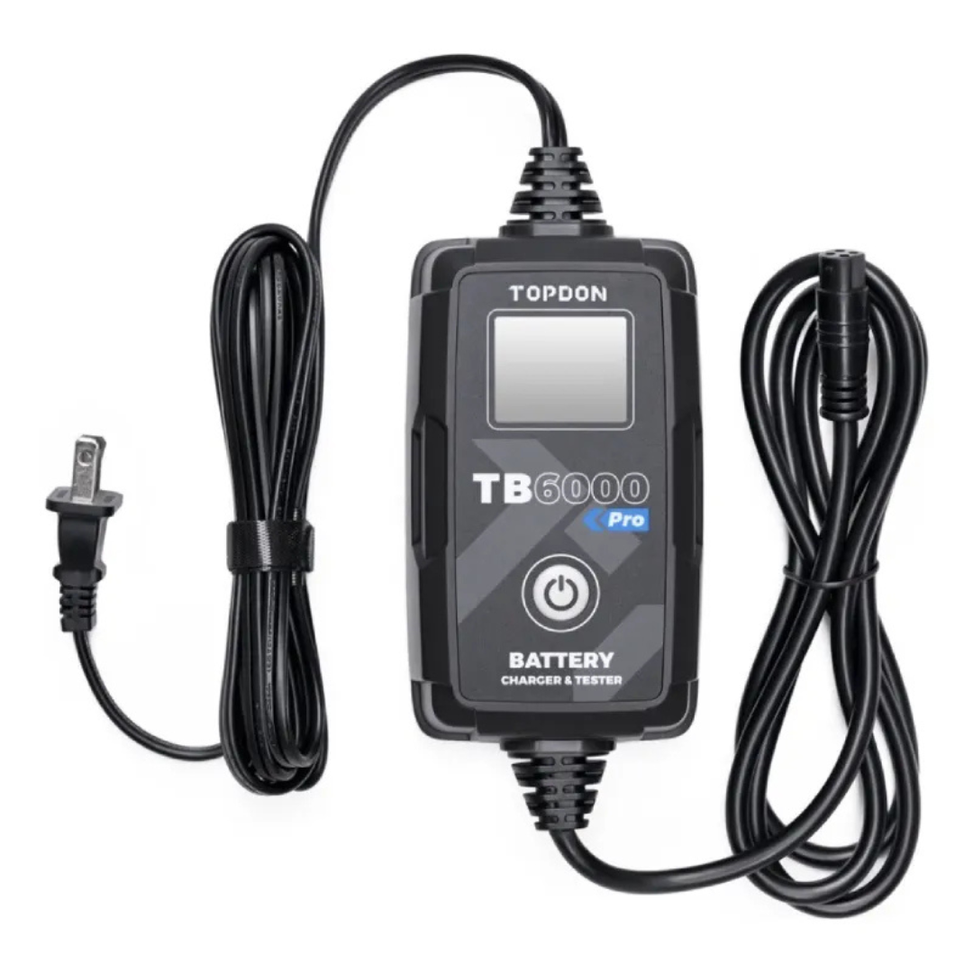 Carregador e Testador Inteligente de Bateria Topdon Tornado TB6000 Pro Carregador e testador inteligente Topdon Tornado TB6000 Pro com suas garras profissionais conectadas a uma bateria automotiva de 12V.
